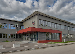 Ein Gebäude mit rotem Dach